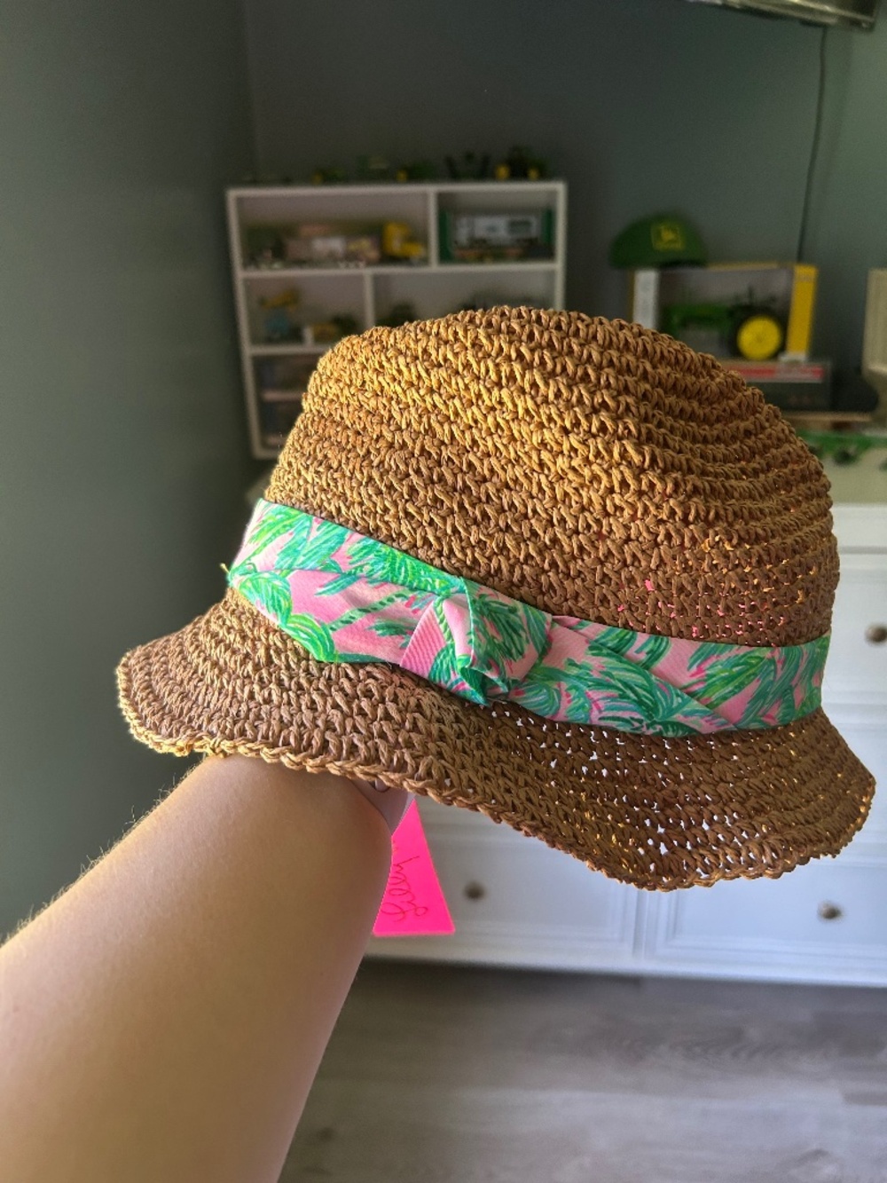 Lilly Pulitzer suite views hat